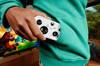 Microsoft anuncia un nuevo mando: as� es el Xbox Nano, con bater�a recargable y pensado para 'manos peque�as'