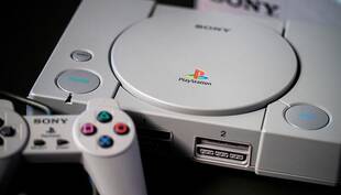 PlayStation se lanzó en Europa el 29 de septiembre de 1995, y como muchas otras consolas de la época, utilizaba juegos en formato CD.