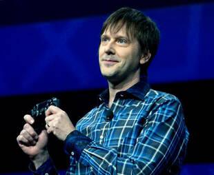 Mark Cerny presenta el DualShock 4, la única pieza física de PS4 mostrada durante el Meeting 2013.