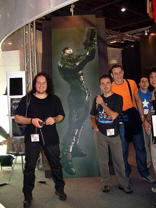 De izquierda a derecha:Emilio Serrano y Alberto Moreno (Grihan) plesan en el estand de Phantagram en la feria brit