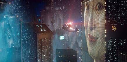 Cuando pensamos en el futuro ‘ciberpunk’ y ‘noir’ es inevitable pensar en ‘Blade Runner’, el mayor exponente cinematográfico.