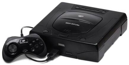 Sega Saturn fue de color negro en USA y Europa, mientras que en Japón primero fue gris y luego se lanzó un modelo blanco.