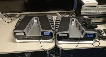 Fotografías de los kits de desarrollo de PS5. Su aspecto no necesariamente será el de la consola final.