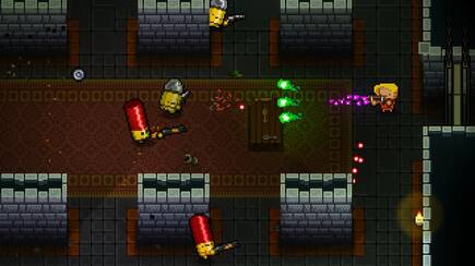 Algunos disparos iluminan el escenario.