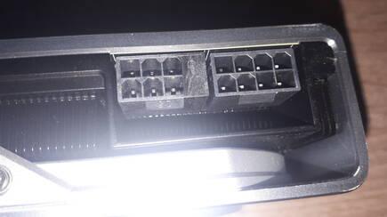 Para poder hacer funcionar la gráfica necesitaremos conectarla a nuestra fuente mediante una alimentación de 8 + 6 pines. Además, se recomienda tener al menos una fuente de 650W para poder utilizarla sin ningún tipo de problema.