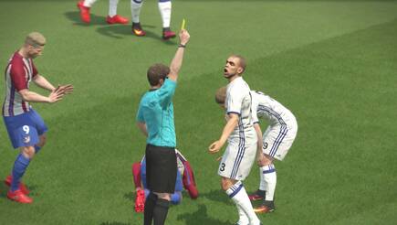 Pepe se muestra incrédulo al recibir la tarjeta amarilla, tras casi partirle la pierna a un jugador del Atleti.