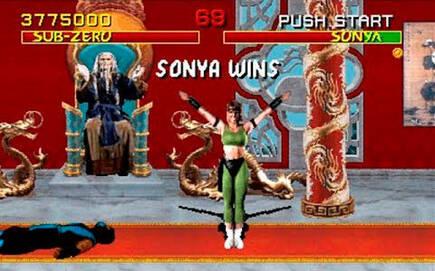 Shang Tsung hace de jefe final, pero podemos verle supervisando el torneo en un par de escenarios. Su diseño se inspira en los típicos brujos chinos en las películas de acción, como Lo Pan de Golpe en la Pequeña China.