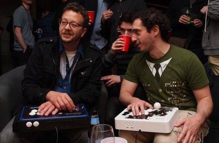 Como curiosidad, Seth Killian juega a Street Fighter con la mano izquierda en los botones y la derecha en la palanca.