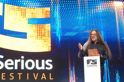 John Romero recibe el premio honorífico del Fun & Serious Game Festival.