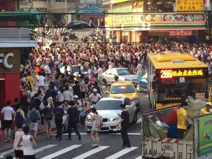 La aparici�n de un Snorlax provoc� una estampida en medio de Taip�i, una escena que se repiti� en muchos lugares con otros Pok�mon.