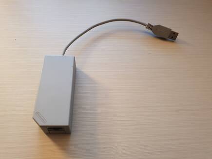 Se recomienda un adaptador de red para jugar por cable, aunque por Wi-Fi también hemos tenido una experiencia satisfactoria.