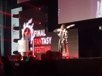 Yoshida saltó al escenario disfrazado de Thancred con su nuevo traje de Gunbreaker.