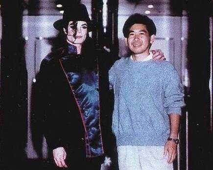 Para despedirnos, nada mejor que esta foto de Michael Jackson y Yu Suzuki.