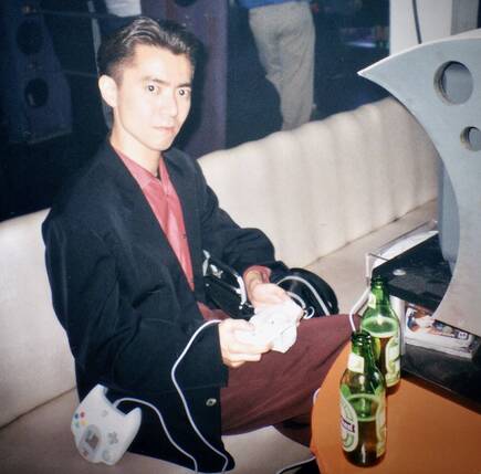 Hideki Naganuma en sus años más frescos, jugando a la Dreamcast en el E3.
