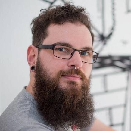 Thomas es uno de los dos creadores de Neuro Voider.
