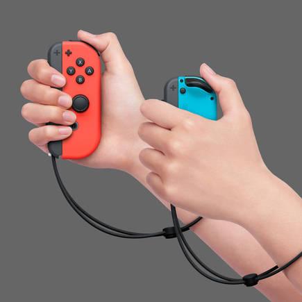 Esta es la manera en la que tenemos que coger los Joy-Con para jugar a 'ARMS'.