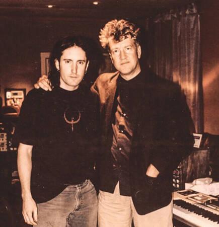Trent Reznor vistiendo una camiseta de 'Quake 'junto a David Lynch en la producci�n de 'Carretera perdida'. 