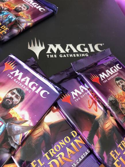 El formato físico no está muerto, y Wizards quiere que ambos convivan y se unan para garantizar un trasvase de jugadores del uno al otro.