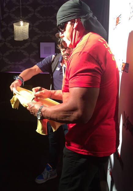 El mtico Hulk Hogan firmando autgrafos.