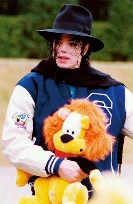 Jackson fue visto en varias ocasiones con esta chaqueta de Sega, que se subastó a posteriori por miles de dólares.