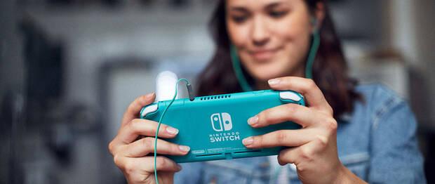 La duración de la batería es algo mayor que la del modelo original. Esto varía según el juego, pero títulos como 'Zelda: Breath of the Wild' aguantan más de 4 horas, mientras que otros, como los de Super Nintendo, pueden llegar hasta las 6 o 7.