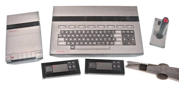Aquí podéis ver la Nintendo AVS con algunos de sus periféricos.