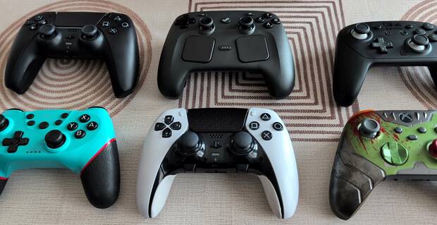 El Steam Controller junto a otros mandos.