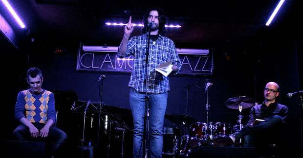 En la sala Clamores, presentando el libro colectivo '3 Poetas PorVenir' que escribió junto a Vicente Drü y Pablo López Cortina.