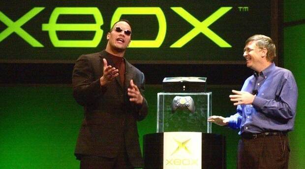 Un 6 de enero de 2001, se presentó en el CES la primera Xbox. En la foto podemos ver al actor Dwayne Johnson (The Rock) y a Bill Gates.