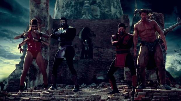 La primera tenía los efectos especiales bien dosificados, y el animatrónico de Goro todavía impresiona. Mortal Kombat Aniquilación intentó hacer más sin subir el presupuesto para vestuario y efectos, dando un resultado digno de Power Rangers.