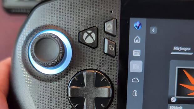 El nuevo botón Xbox y los detalles serigrafiados en el chasis de la consola.