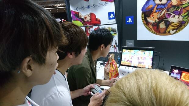 Asistentes al Tokio Game Show prueban Kemono Heroes.