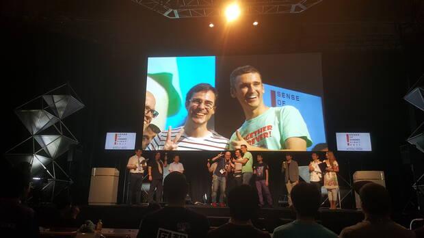 Murat y David Jaumandreu recogiendo el premio en el Tokyo Game Show de 2017 por Conga Master 