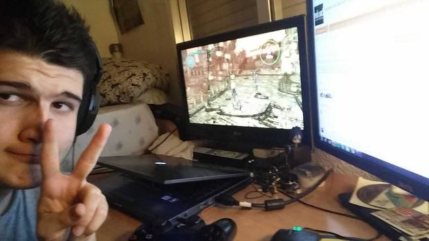 Montero jugando 'Gravity Rush', su primer análisis en Eurogamer.