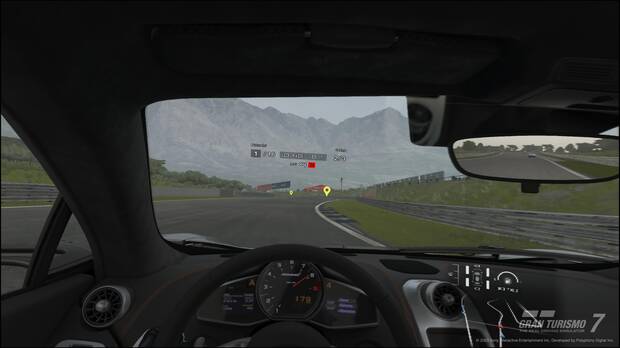 En realidad virtual, los espejos retrovisores tienen un efecto de profundidad muy conseguido que nos ayuda a saber con suma precisión la distancia a la que tenemos a nuestros rivales.