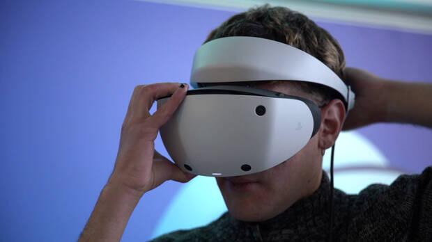 PS VR2 se coloca de manera muy similar a las primeras PlayStation VR.