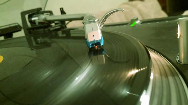 Escuchar música te lleva a ver un vídeo de tocadiscos. ¿Qué esperabas?