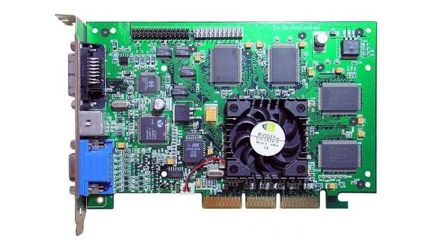 La primera gráfica GeForce de NVIDIA era esta GeForce 256 que dio inicio a un dominio casi total de la marca en este mercado en el que sólo ATI (ahora AMD Radeon) pudo hacerle sombra durante unos años.