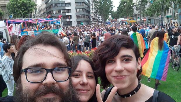 De Paco con sus compañeras Marina González y Paula Ruiz, en la fiesta del Orgullo.