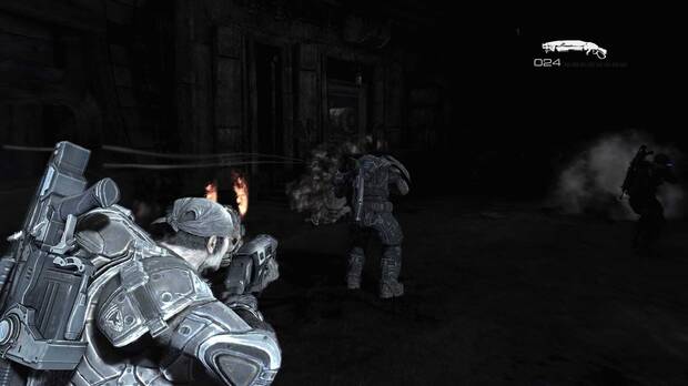 Una de las escenas más singulares de 'Gears 2' atravesando un túnel repleto de Tickers con baja iluminación.