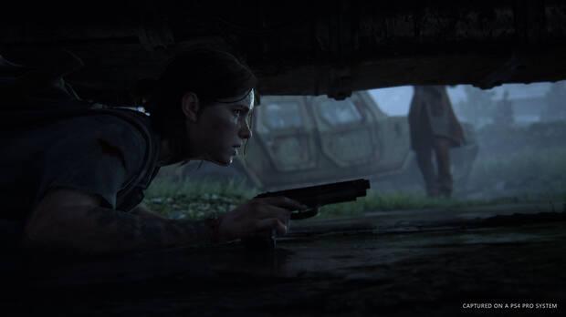 Ellie es un personaje más ágil y rápido que Joel, algo que se nota en la jugabilidad de diferentes maneras, con nuevas acciones como esta que nos permite reptar y ocultarnos debajo de algunos objetos.