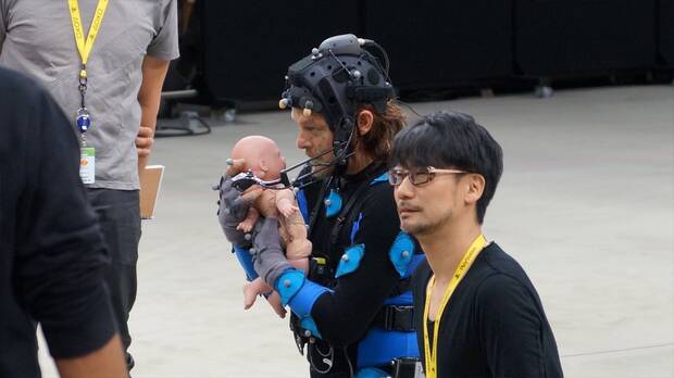 Hideo Kojima (en la imagen, junto al actor Norman Reedus) inmerso en el proceso de creación, interpretación y captura de movimiento para su videojuego ‘Death Stranding’.