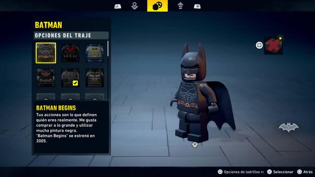 Trajes y coleccionables hay unos cuantos, y forman parte de la experiencia.