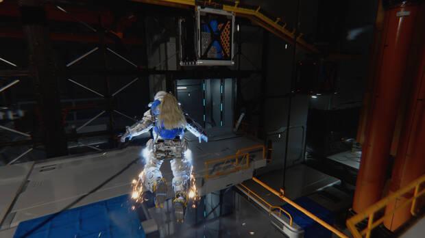 El movimiento es robusto: no es ni gil ni tosco, sino que representa bien que llevamos encima un traje pesado (y una nia androide).