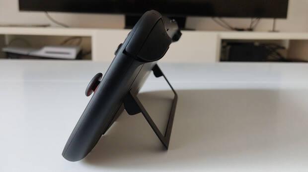 La pata trasera es muy estable y recuerda a la que se incorpor en Switch OLED, aunque ahora con un diseo ms fino.