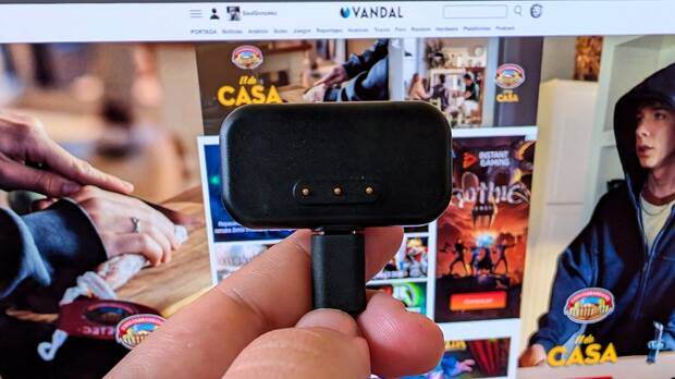 El puck es el emisor/receptor de la se�al y podemos acoplarlo para cargar el mando.