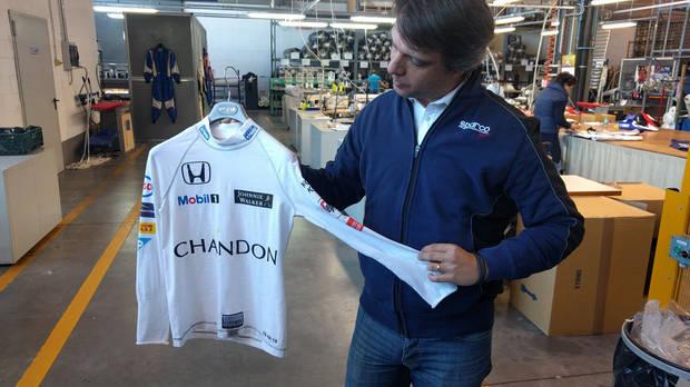 Marco Falaguerra, jefe de m�rketing de Sparco nos mostr� la camiseta que estaban fabricando para Fernando Alonso en esos momentos.