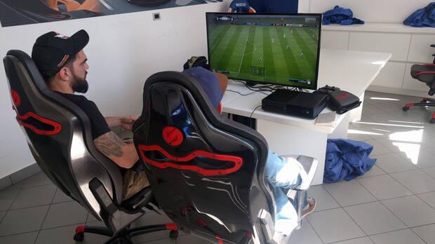 �Qu� mejor forma de comprobar la comodidad de las sillas de Sparco que echando una partidita al FIFA?