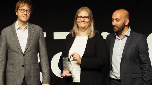 De izquierda a derecha: Mark Cerny, arquitecto de PlayStation, Amy Hennig tras recoger el premio de Honor de Gamelab 2018 y el fundador de Gamelab, Iván Fernández Lobo (foto: Gamelab).