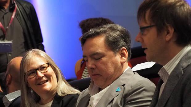 Hennig junto al presidente de Sony Worldwide Studios, Shawn Layden, y Mark Cerny, momentos antes de recoger el premio en Gamelab (foto: Gamelab).